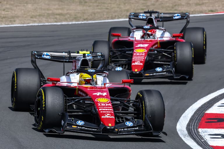 Lewis Hamilton vor Charles Leclerc