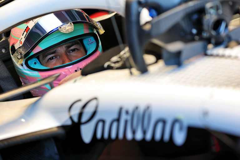 Sergio Perez im Cockpit seines Cadillac