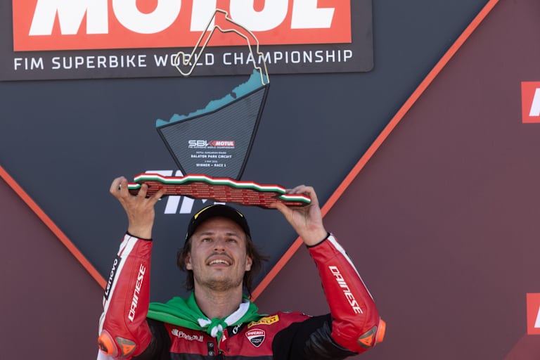 Nicolo Bulega stemmt den Balaton-Park-Siegerpokal in die Höhe
