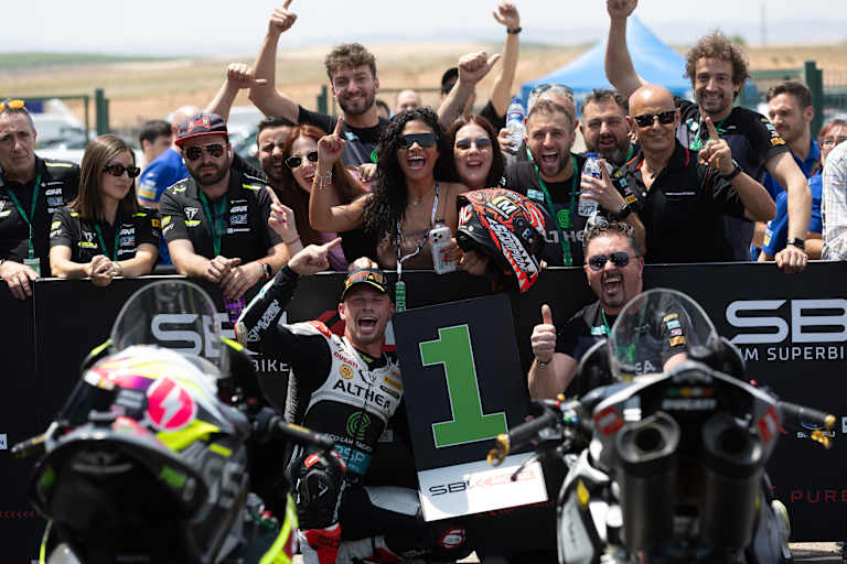 Das Althea-Team feiert den ersten Supersport-Sieg 2026
