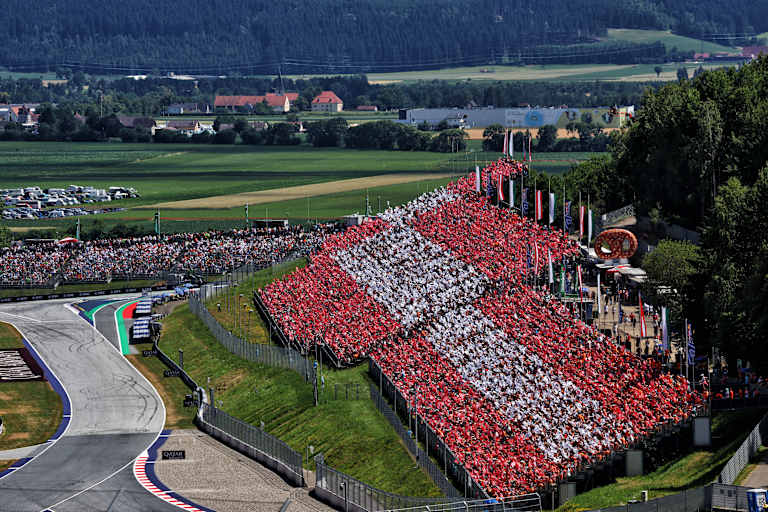 Eine Tribüne in Österreich-Farben in Spielberg 2025