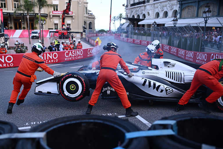 Sergio Perez' Bolide rauchte stark, aus der Bremse schlugen Flammen