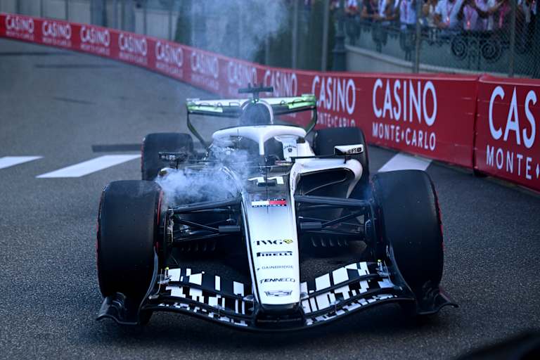 Sergio Perez' Bolide rauchte am Ende des FP2 stark