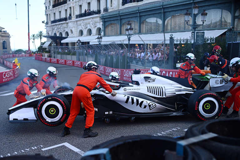 Sergio Perez' Bolide rauchte, Streckenposten assistierten