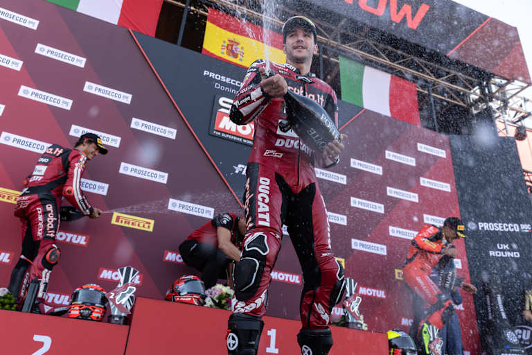 Es ist geschafft: Iker Lecuona hat sein erstes WM-Rennen gewonnen