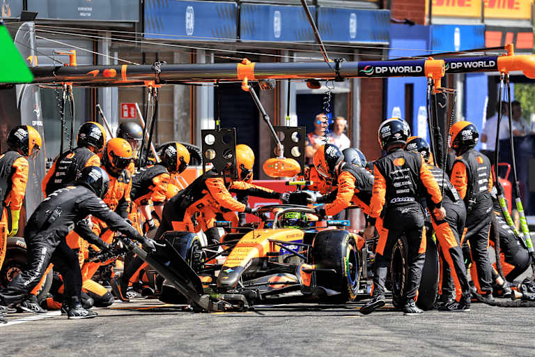 Beim Boxenstopp von Lando Norris in Spa ruckelte es und kostete Zeit