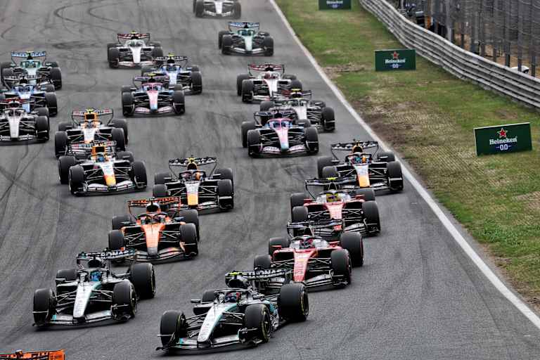 Kurz nach dem Start zum Niederlande-GP: Mercedes vorne
