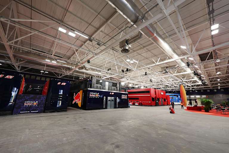 Viel Platz drumherum! In Madrid standen die meisten Trucks in Messehallen
