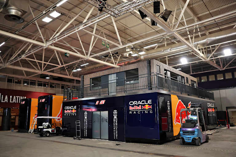Die Rückseite der Red Bull Racing-Garage - zweistöckig passte gerade so 