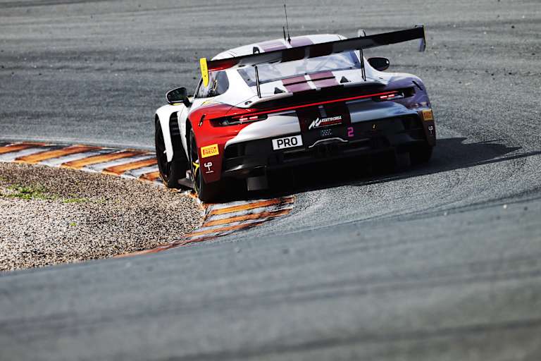 Morris Schuring zeigt der Konkurrenz das Porsche-Heck