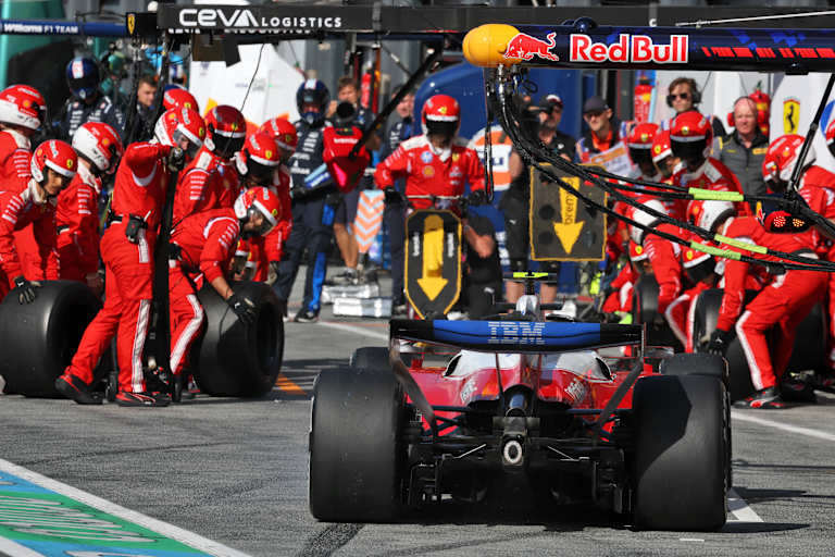 Lewis Hamilton auf dem Weg zum Boxenstopp