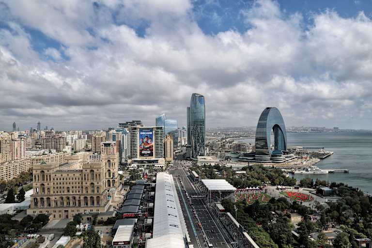 Blick über Fahrerlager und Start/Ziel in Baku