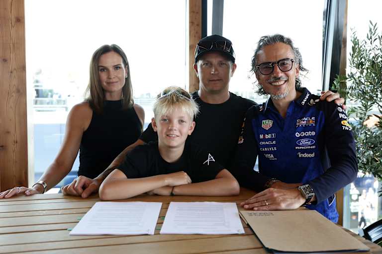 Robin Räikkönen mit seinen Eltern Minttu und Kimi sowie mit RBR-Chef Mekies