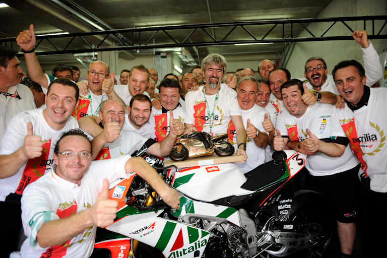 Imola 2010: Gigi Dall'Igna feiert Max Biaggis WM-Erfolg mit Aprilia