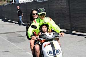 Valentino Rossi mit der Familie auf dem Roller
