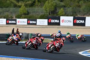 Nur in der Anfangsphase war das Superbike-Feld dicht beisammen.
