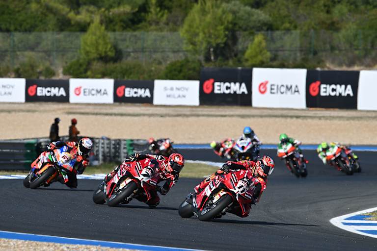 Nur in der Anfangsphase war das Superbike-Feld dicht beisammen.