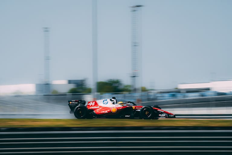 Die Strecke wurde bewässert, um Regenreifen zu testen