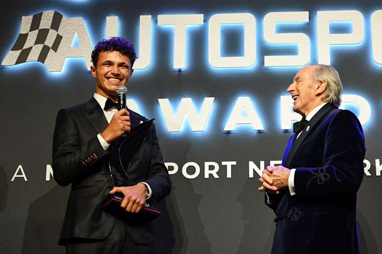Lando Norris bekam seinen Award von Sir Jackie Stewart überreicht
