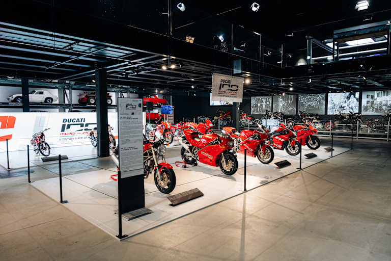 Von der Ducati 65T bis zur Panigale V4 wird die Markenhistorie illustriert