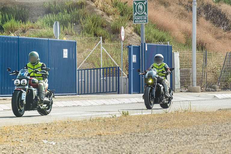 Triumph-Ingenieure vergleichen die aktuelle mit der neuen Rocket-Generation