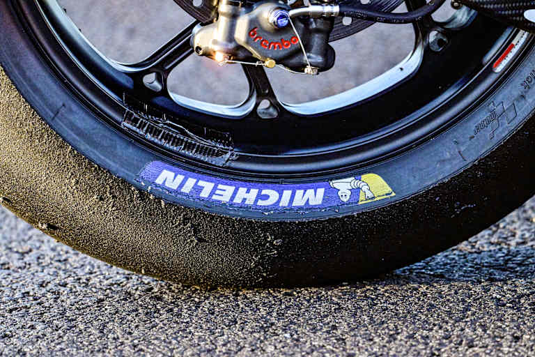 Die Michelin-Slicks erlauben schnelle Rundenzeiten