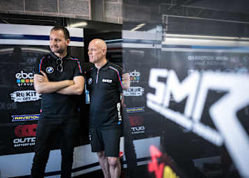 BMW-Rennchef Sven Blusch (li.) mit Teamchef Shaun Muir