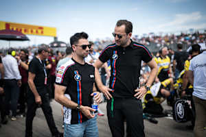 Miguel Oliveira (li.) mit BMW-Rennchef Sven Blusch