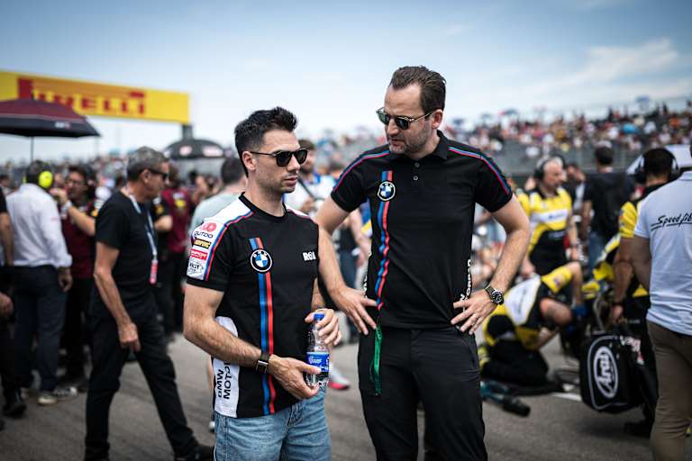 Miguel Oliveira (li.) mit BMW-Rennchef Sven Blusch