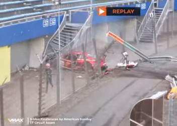 Der BMW M6 GT3 traf eine Treppe der Tribüne!