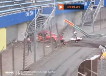 Der BMW M6 GT3 traf eine Treppe der Tribüne!