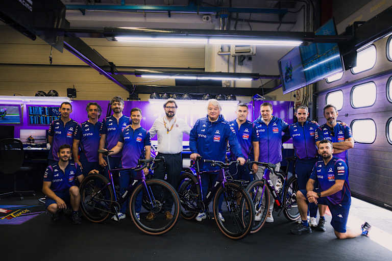 Das Pramac-Team mit den neuen Fahrrädern