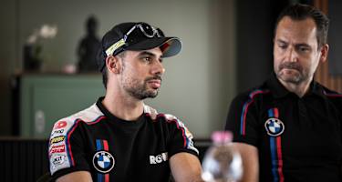 Miguel Oliveira (li.) mit BMW-Rennchef Sven Blusch