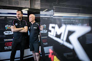 BMW-Rennchef Sven Blusch (li.) mit Teamchef Shaun Muir