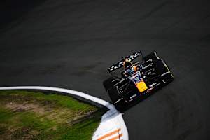 Max Verstappen in der überhöhten Zielkurve von Zandvoort