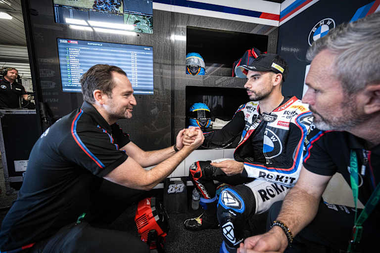 Miguel Oliveira (re.) mit BMW-Rennchef Sven Blusch