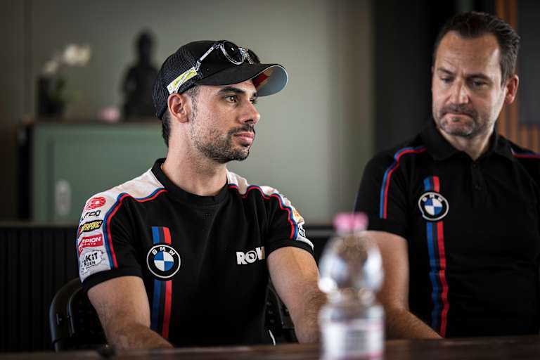 Miguel Oliveira (li.) mit BMW-Rennchef Sven Blusch
