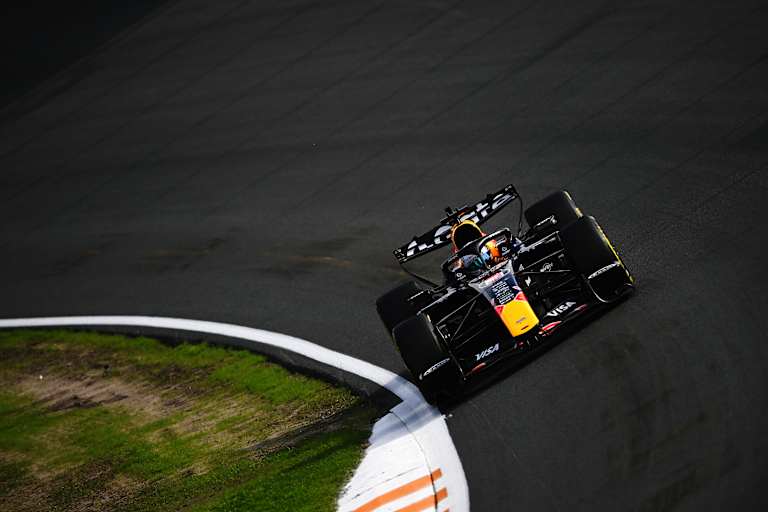 Max Verstappen in der überhöhten Zielkurve von Zandvoort