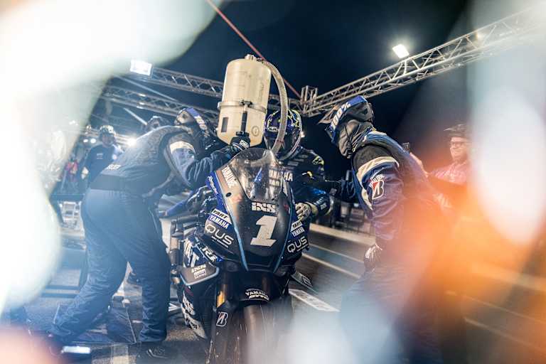 Die Yamaha R1 von YART beim Tankstopp