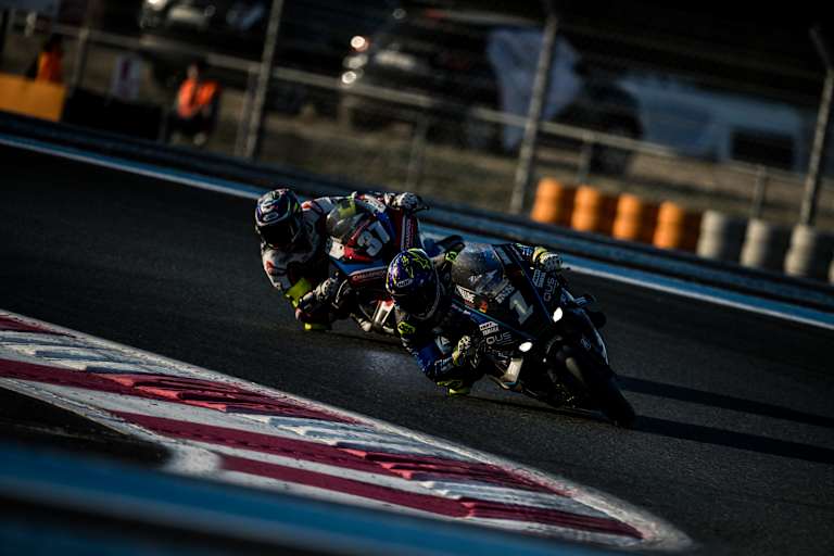 Karel Hanika überholte die führende BMW