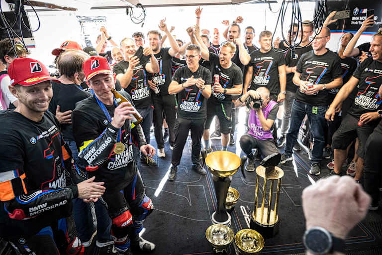 Jubel in der BMW-Box: Beim Bol d'Or wurde Historisches erreicht