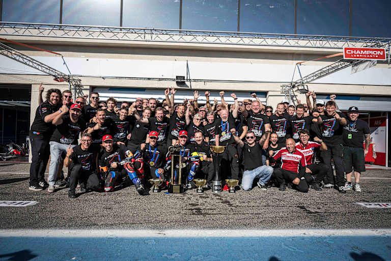 Erleichtert und stolz: Nach dem Drama im Vorjahr holte BMW den WM-Titel