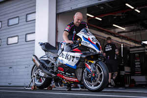 Die BMW M1000RR erhält für 2027 neue Reifen, Bremsen und ein neues Chassis