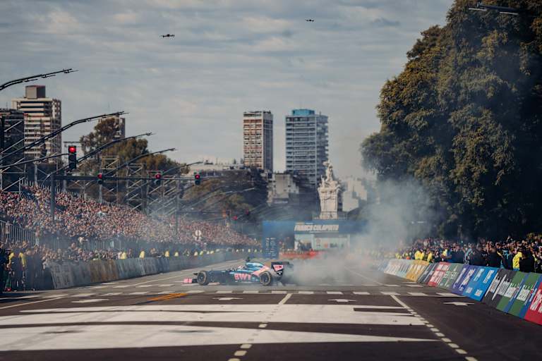 Franco Colapinto liess beim Show-Run in Argentinien die Reifen rauchen