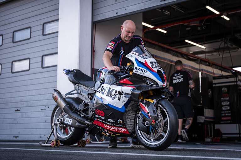 Die BMW M1000RR erhält für 2027 neue Reifen, Bremsen und ein neues Chassis