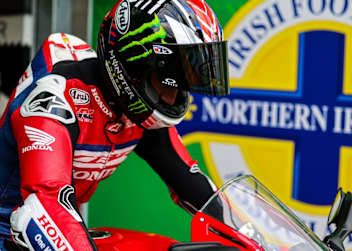 Jonathan Rea: Mit dem Motorrad im Fußballstadium
