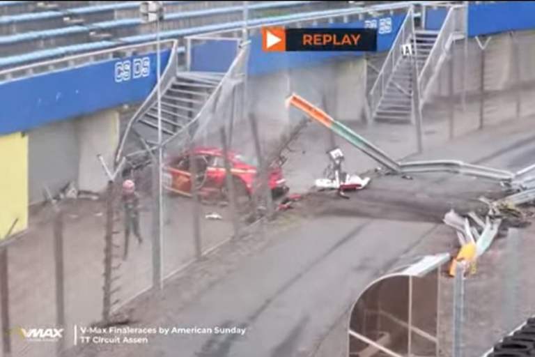 Der BMW M6 GT3 traf eine Treppe der Tribüne!
