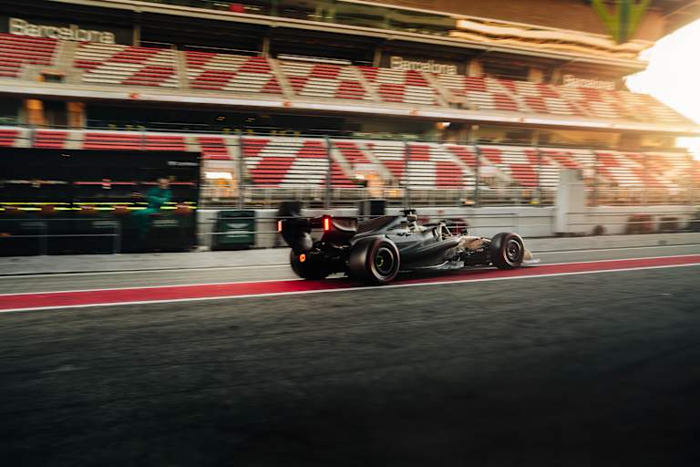 Fernando Alonso war am letzten Barcelona-Testtag im AMR26 auf der Bahn