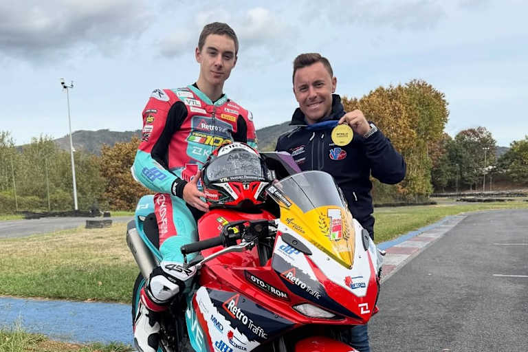 Efren Vazquez (re) betreut erfolgreich Kove-Pilot Benat Fernandet