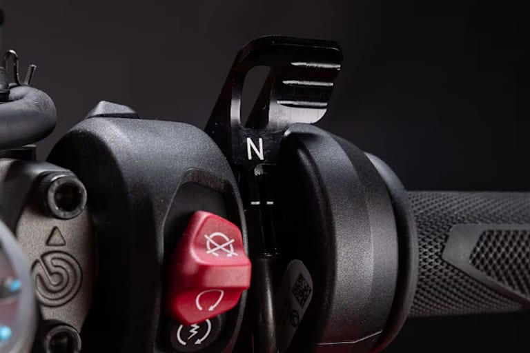 Um den Leerlauf einzulegen, muss der Hebel <N> nach vorn geschoben werden